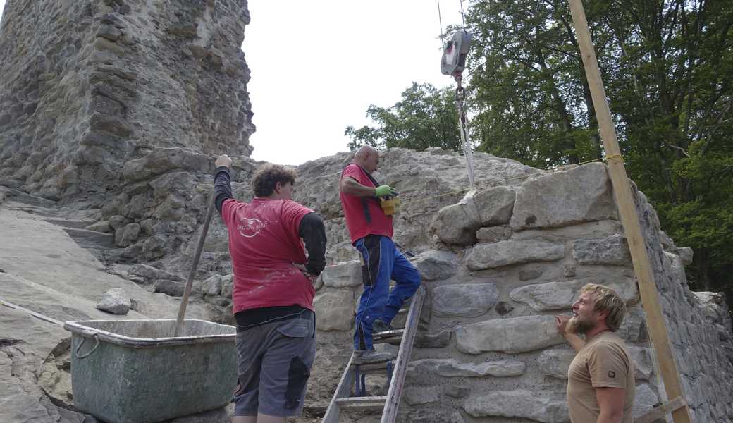 Gemäss den Anweisungen von Baupolier Dominic Thamm (rechts) wird derzeit die Umfassungsmauer der Burgruine Grimmenstein sorgfältig saniert.  