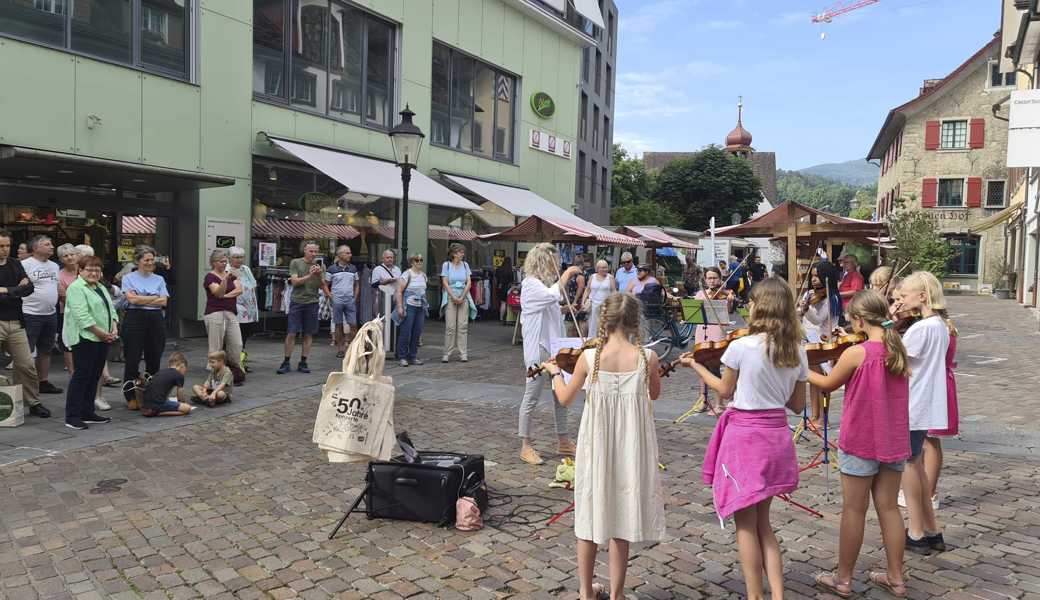 Die Kinder der Musikschule spielen am Samstag am Buuremaart» auf ihren Geigen.
