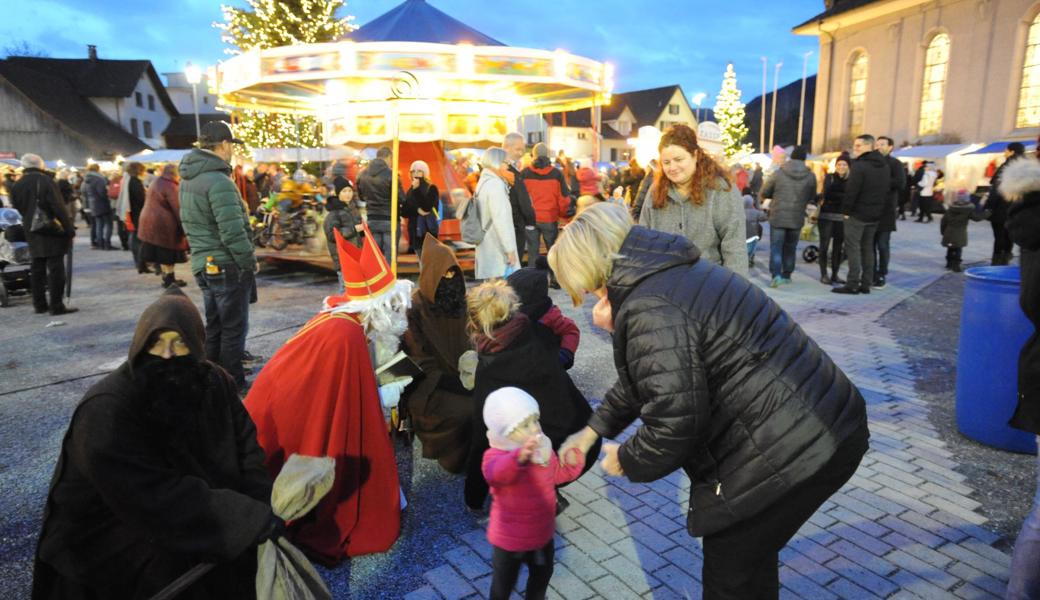 Samichlaus und Schmutzli waren ebenfalls am Adventsmaart.