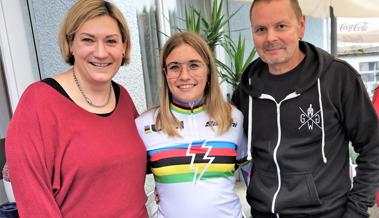 E-Bikerin Nicole Göldi für drei Titel im gleichen Jahr gefeiert