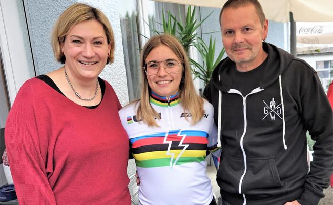 E-Bikerin Nicole Göldi für drei Titel im gleichen Jahr gefeiert