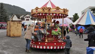 Schöne rare Oldtimer auf Tour und eine Kilbi im Regen