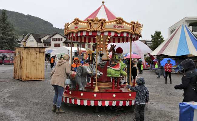 Schöne rare Oldtimer auf Tour und eine Kilbi im Regen