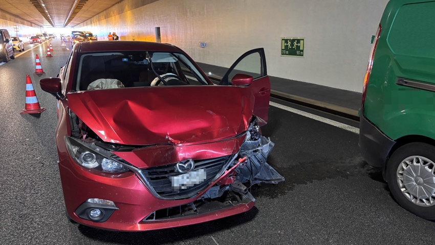 Langer Stau auf der A13 nach Unfall im Tunnel Montlingen