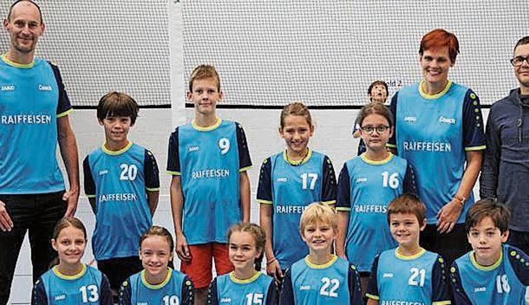 U13 VBC Altstätten: (hinten v. l.) : Thomas Migge (Coach), Vinzenz, Gregor, Sina, Lenia, Ulrike Migge (Coach) Marcel Nüesch (Raiffeisenbank); (vorne v. l.) Mariela, Cayenne, Julia, Giona, Felix, Christoforos.