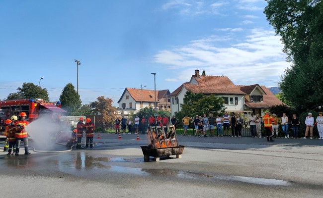 Feuerwehrnachwuchs zeigte an der Hauptübung, wie ein Brand bekämpft wird