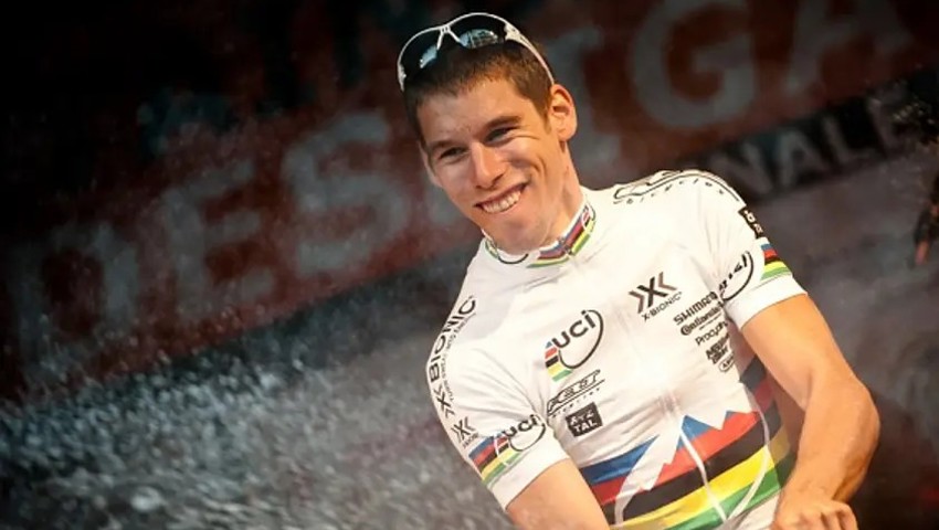 Sieg im Regenbogentrikot.