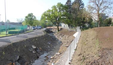 Freibad offen, dahinter wird gebuddelt