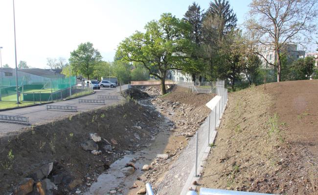 Freibad offen, dahinter wird gebuddelt