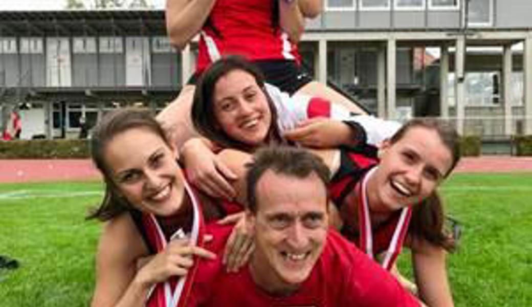 Wieder siegreich: (unten) Trainer Markus Baumgartner, (Mitte v. l.) Ramona Casanova-Baumgartner, Carina Baumgartner, Andrea Baumgartner, (oben v. l.) Patrizia Küng, Michelle Nyffenegger.