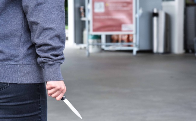 20-Jähriger wird auf Auerstrasse mit Messer bedroht und ausgeraubt