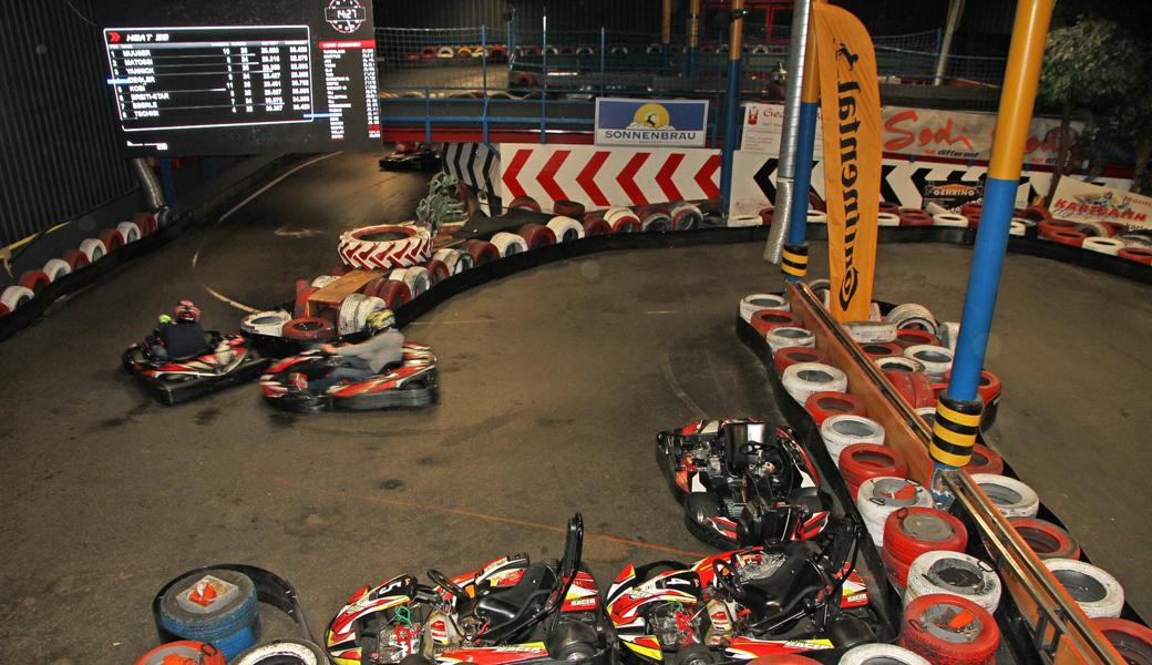 Die mit Bio-Ethanol betriebenen Karts erreichten auf der doppelstöckig geführten Rennstrecke Geschwindigkeiten von bis zu 50 Kilometern pro Stunde.