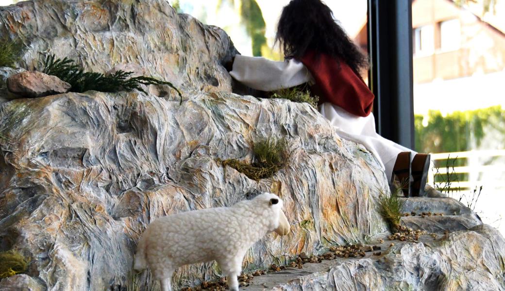 Die Ölberg-Szene im Bibelfenster der evangelischen Kapelle Widnau: Jesus betet im Garten Gethsemane.