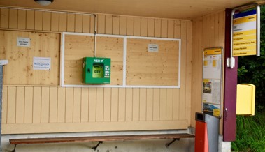 Neuer Defibrillator bei der Haltestelle Bild ergänzt bestehende Standorte