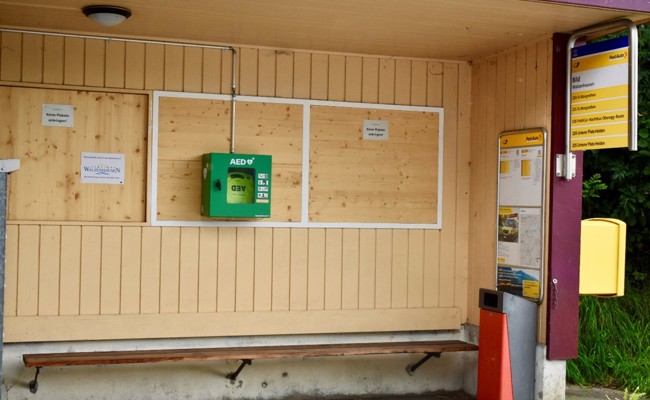 Neuer Defibrillator bei der Haltestelle Bild ergänzt bestehende Standorte
