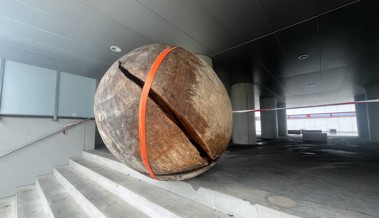 Grosse Holzkugel-Skulptur bei Schulhaus wegen Feuerwerkskörpern beschädigt