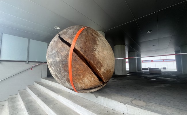 Grosse Holzkugel-Skulptur bei Schulhaus wegen Feuerwerkskörpern beschädigt