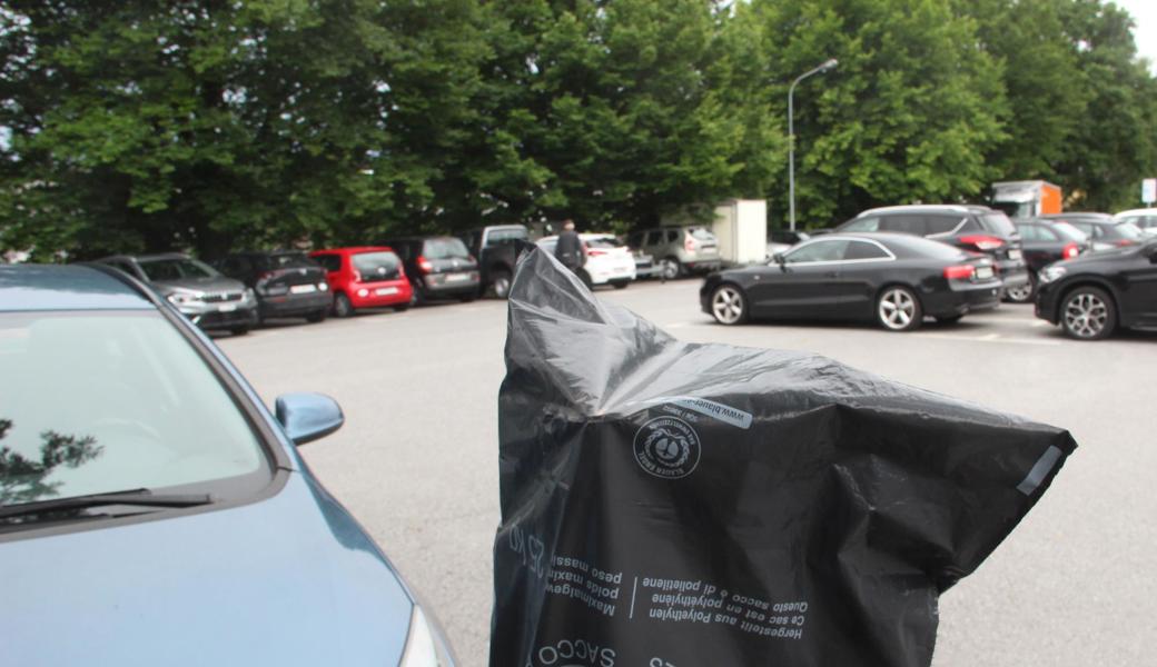 Noch ist die Parkuhr auf dem Stossplatz eingepackt. Sie wird nur der Kontrolle dienen, nicht als Einnahmequelle
