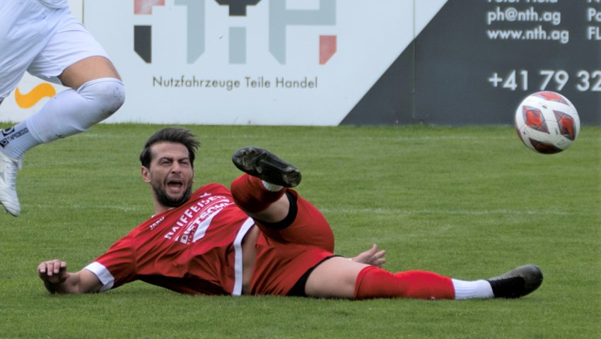 Valdet Istrefi bleibt spielender Co-Trainer der Rot-Weissen. Valdet Istrefi bleibt spielender Co-Trainer der Rot-Weissen.