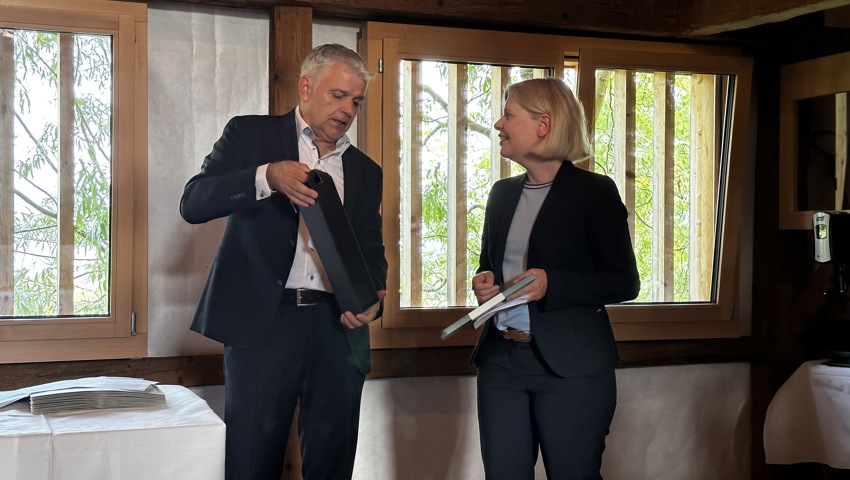 Gastrednerin Esther Friedli erhielt von Felix Wetter Schokolade aus Bern und Wein aus Altstätten. Weine vom Weingut Zünd stehen in Esther Friedlis Landgasthof Sonne auf der Karte.