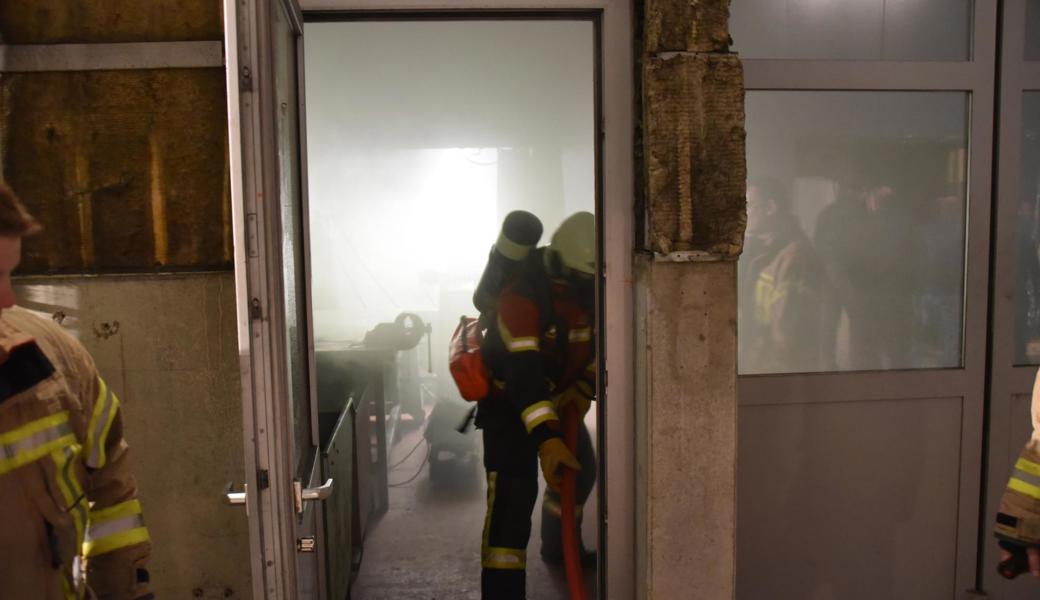 In voller Montur machten sich die Feuerwehrmänner und -Frauen an die Arbeit.