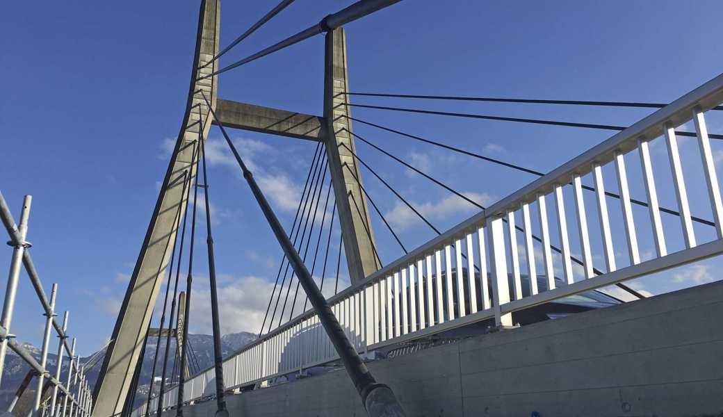 Von August 2016 bis Dezember 2017 wurde bereits die Fahrbahn der Rheinbrücke erneuert.