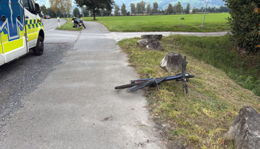 E-Bike-Fahrer stürzt in der Kurve und verletzt sich unbestimmt