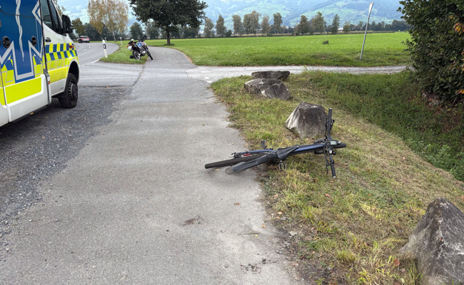 E-Bike-Fahrer stürzt in der Kurve und verletzt sich unbestimmt