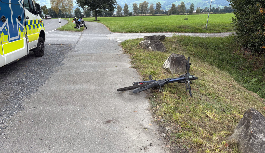 E-Bike-Fahrer stürzt in der Kurve und verletzt sich unbestimmt