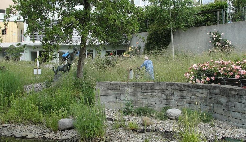 Der erhöhte Dementengarten (rechts oben) kann, wie der ganze Gebäudekomplex, umrundet werden und von ihm aus (links unten ) sieht man in die Ferne, aber auch in die feinräumigen Strukturen des darunterliegenden Gartenteils. Die grosszügige Anlage ist sehr vielfältig aufgebaut, dank zahlreicher Sitzgelegenheiten lassen sich die Feinheiten in Ruhe betrachten. 