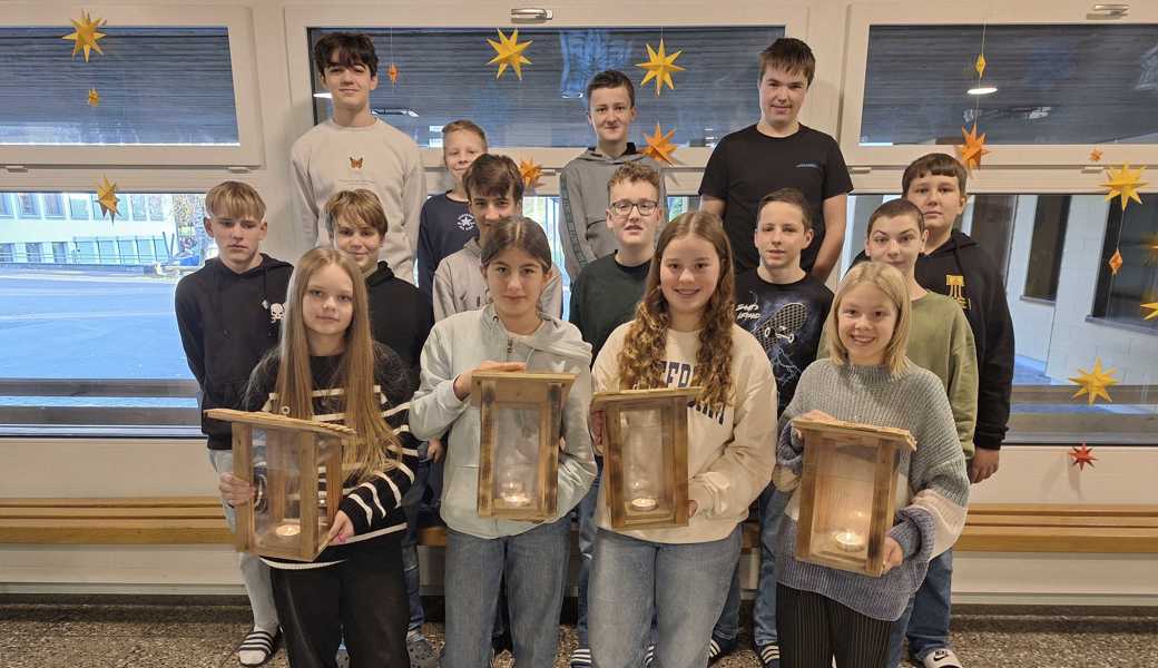 Die Klasse 2r ist bereit den Laternliweg auszurüsten. 