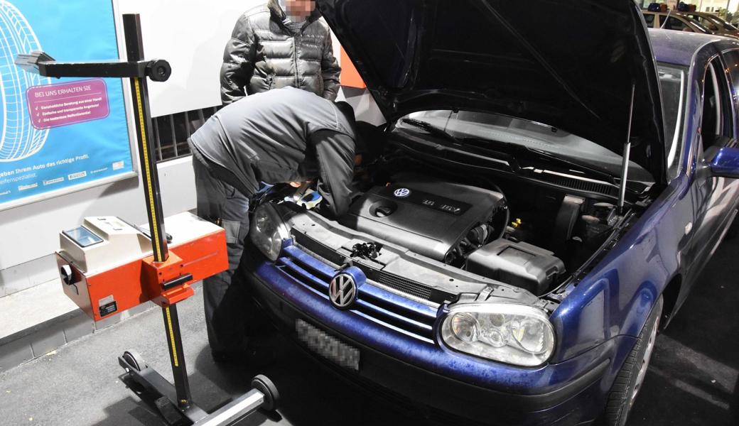 Durchgebrannte Birnen wurden von Mitarbeitern der AMAG-Garage ersetzt, falsch eingestellte Lichter von Fahrzeugexperten des TCS richtig eingestellt.