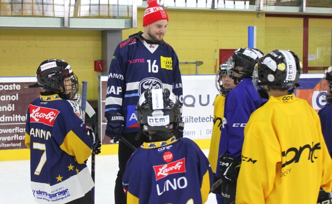 Die Kids können am Swiss Ice Hockey Day mit Profis trainieren