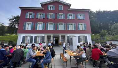 Es gab Wurst, Getränke und Biberli – saniertes Gemeindehaus feierlich eingeweiht