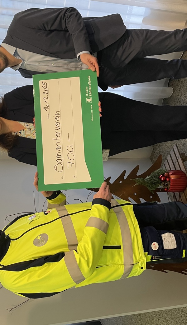 Roland Wetli (Samariterverein Au-Heerbrugg) mit Susanne Indermaur und Alexander Gschwend (SGKB) bei der Spendenübergabe. 