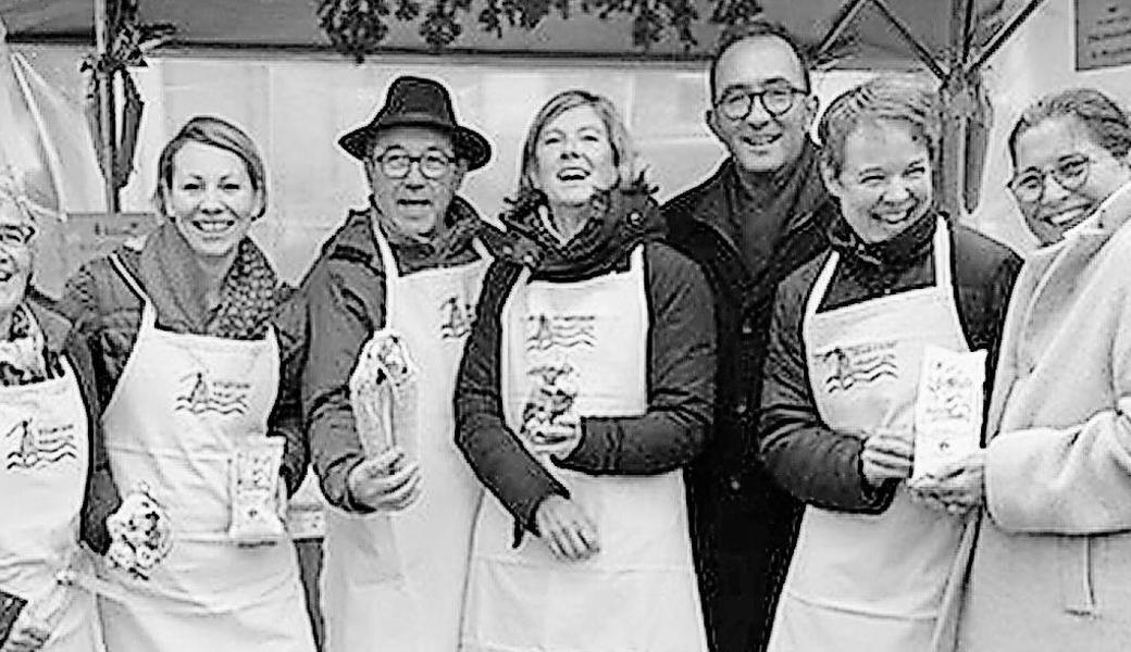 Bibliotheksverein und Helfer vom Ribelstand am Klausmarkt. Bild: pd