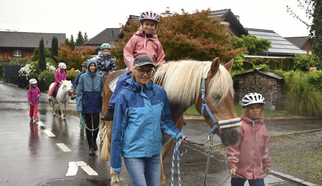 Ein Ausritt im Dorf war das Highlight. Sandy Kast führt gemeinsam mit Elea Krauer das Pferd, ihre Schwester Carina reitet. 