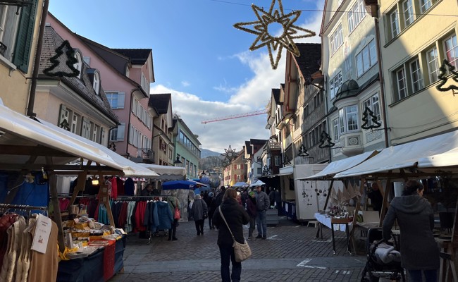 Weihnachtszauber am grossen Klausmarkt im Stadtzentrum