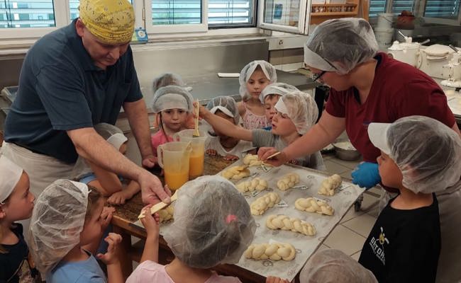 Mütterrunde mit 30 Kindern zu Besuch in der Bäckerei Fuchs