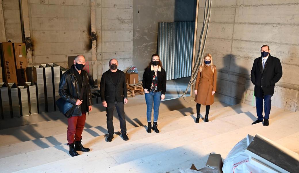 Noch ist das neue Diogenes-Theater in der «Prestegg» eine Baustelle. Diogenes-Präsident Michel Bawidamann, Komponist Sandro Moreni, Songtexterin Jana «Jenna» Wirth sowie Belinda Köppel und Roland Bartholet als Vertreter der «Show Star»-Hauptsponsorin Alpha Rheintal Bank (von links) freuen sich aber bereits heute auf die erste Eigenproduktion, die hier zu sehen sein wird.