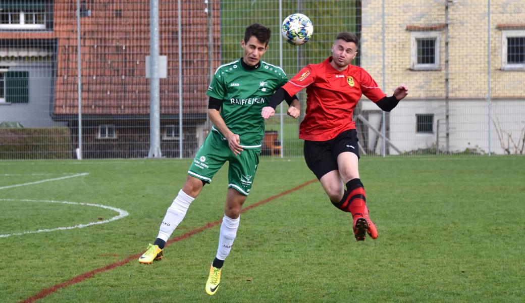 Rebsteins Verteidiger Sascha Haltiner gewinnt das Kopfballduell gegen Denis Bektesi. 