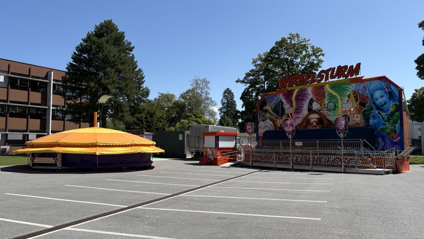 Die Aufbauarbeiten haben begonnen, der «Wirbelsturm» steht schon.