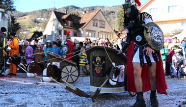 Wetter wie im Frühling und Strassen voller Leute und Konfetti