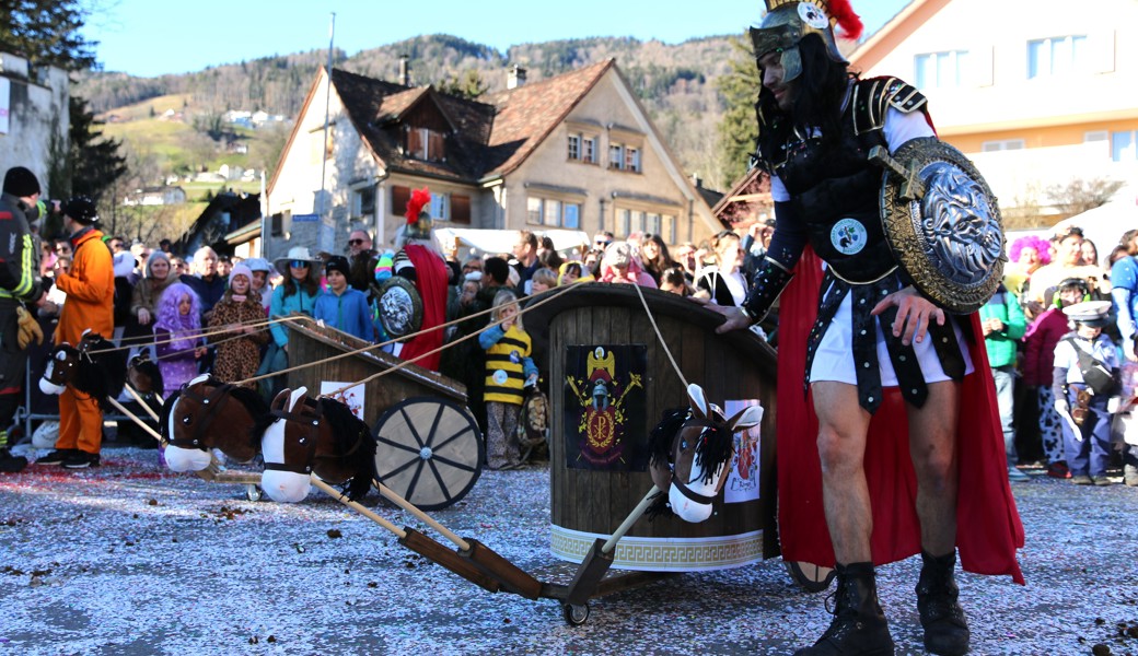Wetter wie im Frühling und Strassen voller Leute und Konfetti