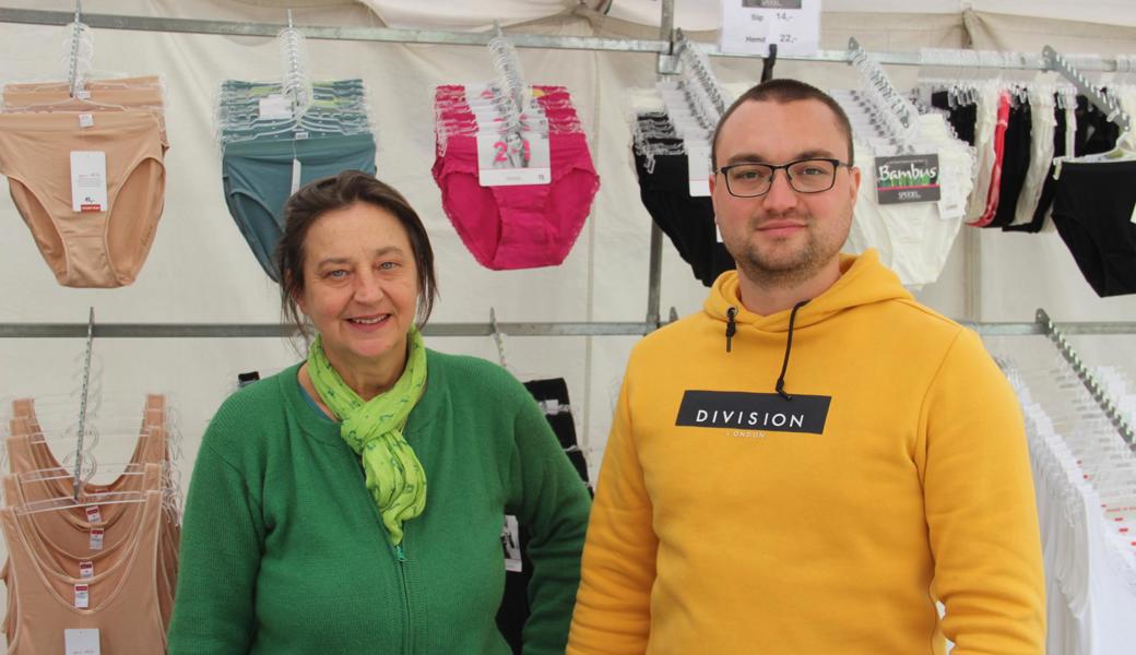 Helga Frühwirth und ihr Sohn Lukas leben von Jahrmärkten. Mit den diesjährigen Umsätzen sind sie zufrieden.