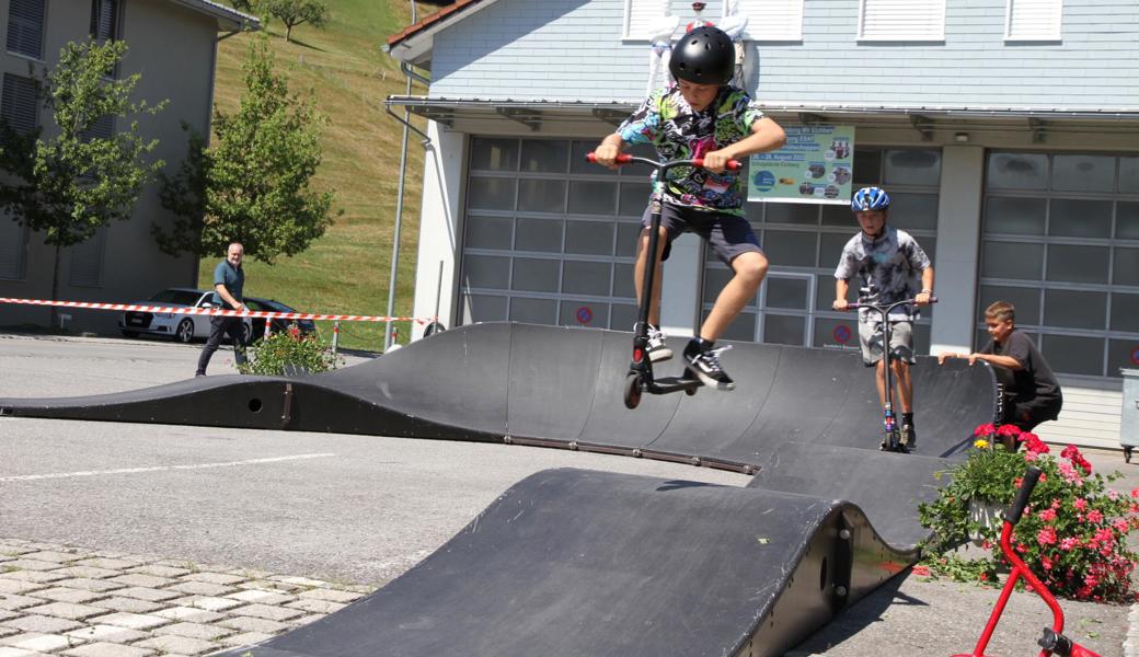 Der mobile Pumptrack macht Spass und die Buben zeigten gestern auch schon einige Tricks. Hier zeigt Lio Rüegg (vorne) einen «Bunny Hop» wie aus dem Lehrbuch. 