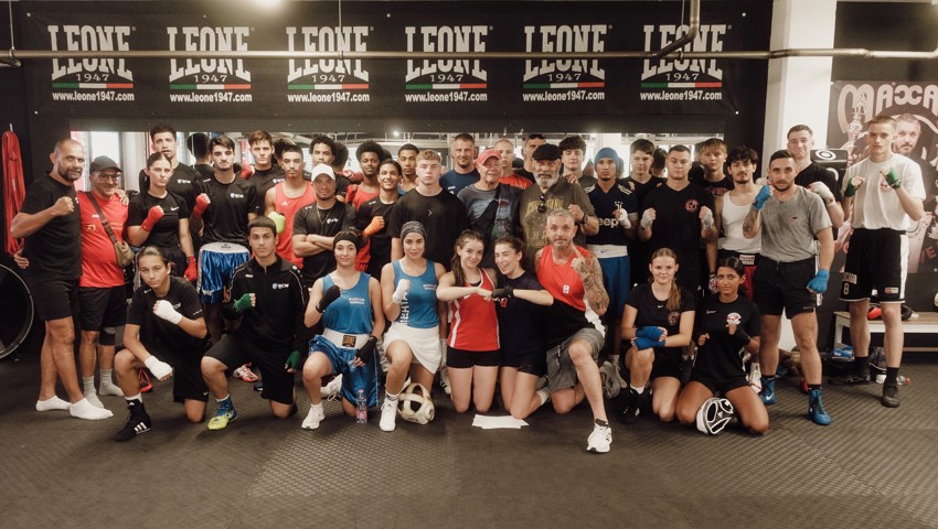 Ein gemeinsames Sportfest: Alle Boxerinnen und Boxer sowie deren Betreuer, die am Samstag in Au dabei waren. Ein gemeinsames Sportfest: Alle Boxerinnen und Boxer sowie deren Betreuer, die am Samstag in Au dabei waren.