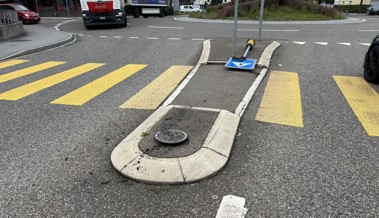 82-jähriger Mann prallt beim Auer Kreisel in einen Inselpfosten