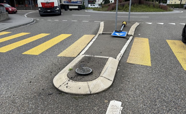 82-jähriger Mann prallt beim Auer Kreisel in einen Inselpfosten