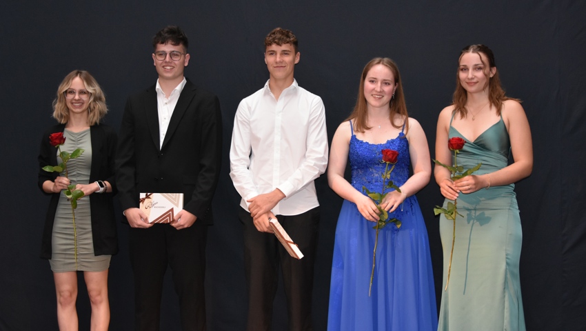 Ausgezeichnet: Sie schlossen mit Note 5.0 oder besser ab (v.l.):  Alina Salome Pöllibauer (Balgach), Gian Matz (Thal), Noah Zünd (Altstätten), Paula Maria Hilti (Schaan) und Selina Eggenberger (Grabs)